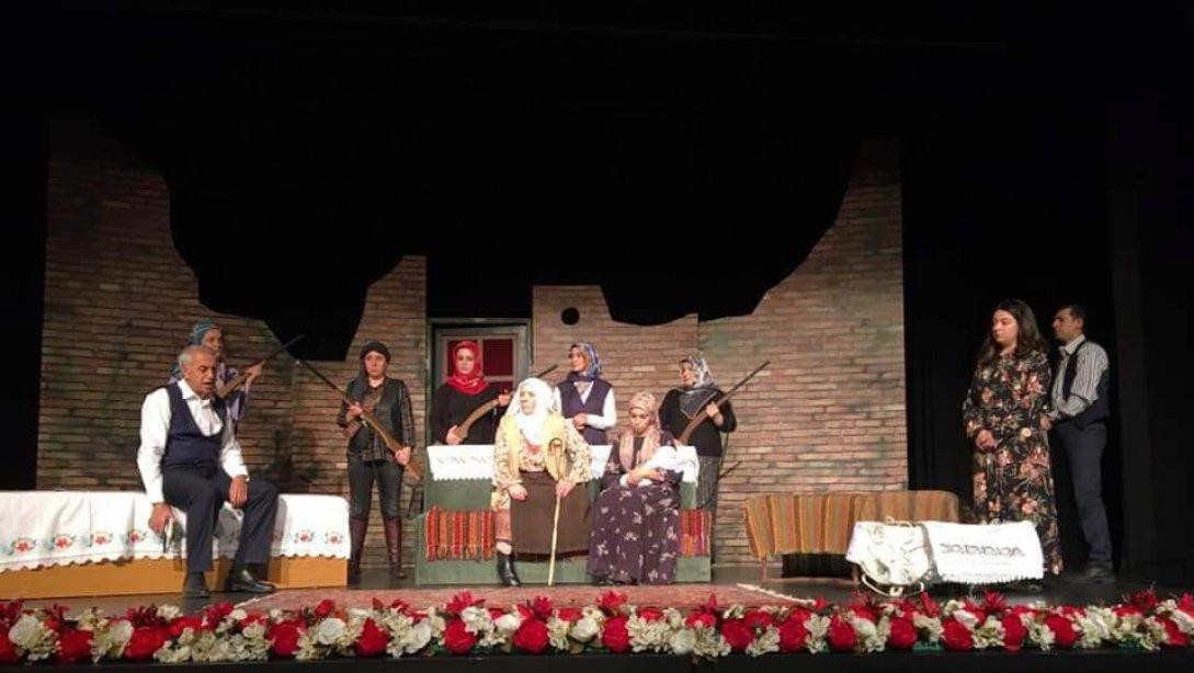 24 Kasım öğretmenler günü etkinlikleri kapsamında Ertuğrul Gazi İlkokulu Öğretmenlerimizin hazırladığı TÖRE adlı tiyatro oyunu İbrahim Erkal Kültür Merkezinde sergilendi.