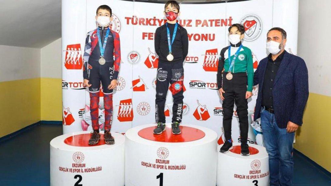 12-15 Kasım 2020 de Erzurum'da yapılan Short Track yıldızlar kategorisinde Nenehatun Kupası yarışmasında öğrencilerimiz İlyas ve Derya Karadağ kardeşler Türkiye birincisi oldular. 