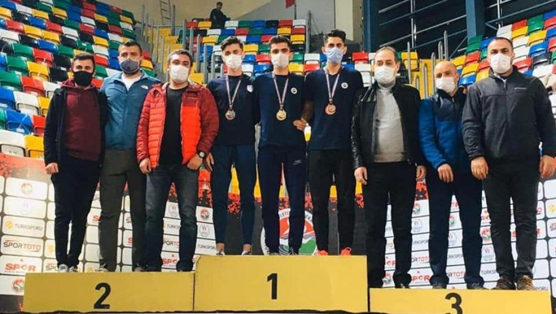 Türkiye Atletizm Federasyonu'nun  Ataköy Atletizm Salonu'nda 5-7 Şubat tarihlerinde yapılan  Salon Atletizm Şampiyonasında  Erzurum Spor Lisesi öğrencilerimiz madalya ile döndüler.