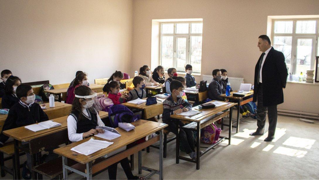 İlçe Milli Eğitim Müdürümüz Nurullah Yavilioğlu ve Şube Müdürümüz Hasan Gedik, Rasim Önalan ilkokulu, Tebricik İlkokulu ve Çiğdemli İlkokulunu ziyaret ettiler.