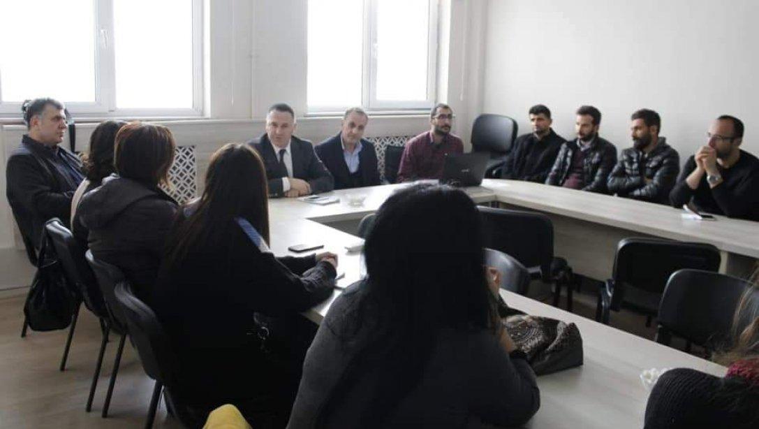 İlçe Milli Eğitim Müdürümüz Nurullah Yavilioğlu ve Şube Müdürümüz Aydın Güven, gönüllü öğretmenlerden oluşan  proje ekibi ile  Erasmus ve diğer projeler hakkında değerlendirme toplantısı yaptılar.