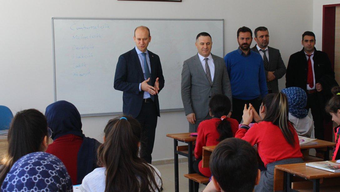 Aziziye Kaymakamı Sayın Mustafa Masak ve Aziziye İlçe Milli Eğitim Müdürümüz Sayın Nurullah Yavilioğlu, Vali Vefik Kitapçıgil İlkokulu ile 2019-2020 Eğitim Öğretim yılının ikinci yarısında hizmete giren Zübeyde Hanım Ortaokulunu ziyaret ettiler.