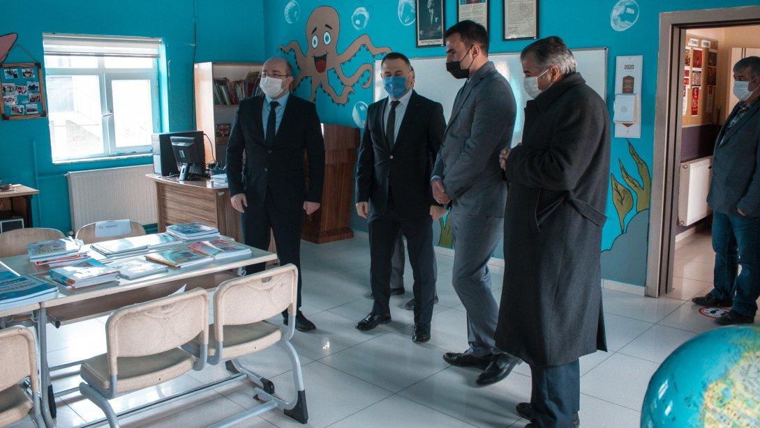Aziziye Kaymakamı Sayın Metin BASKIN ve Aziziye İlçe Milli Eğitim Müdürümüz Sayın Nurullah Yavilioğlu, Yunus Emre Yücelik İlkokulu'nu  ziyaret ettiler.